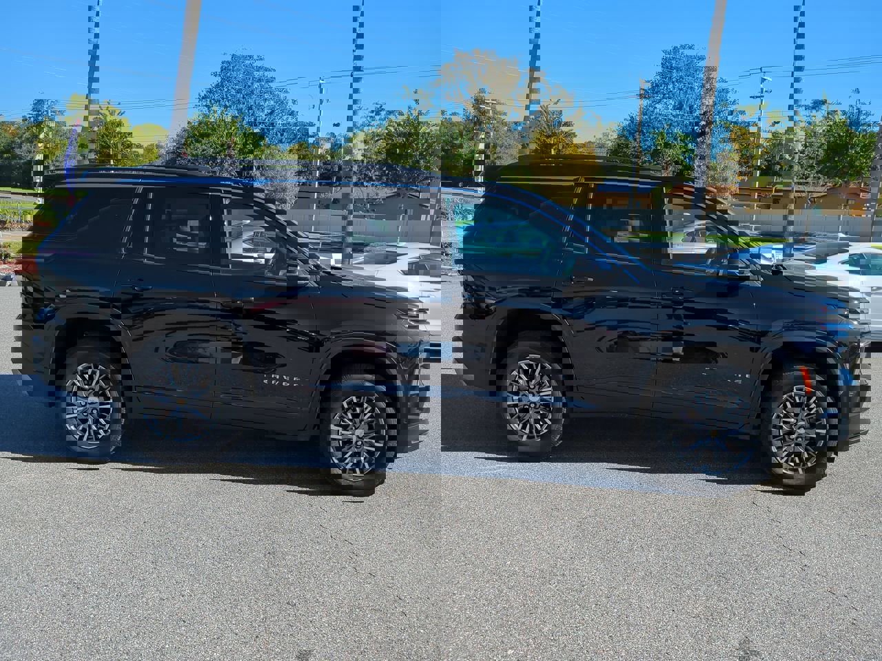 Used 2025 Chevrolet Traverse LT image 3