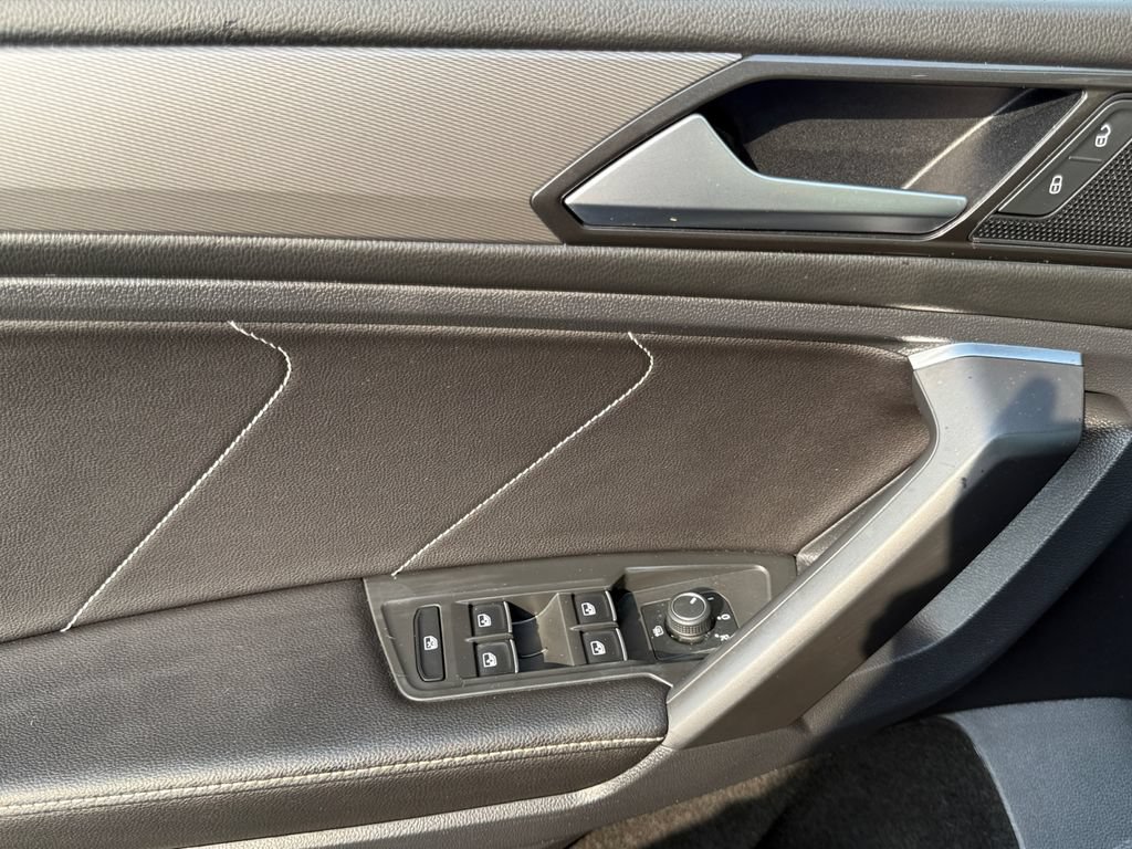 Used 2023 Volkswagen Tiguan SE w/ Panoramic Sunroof Package FWD image 11
