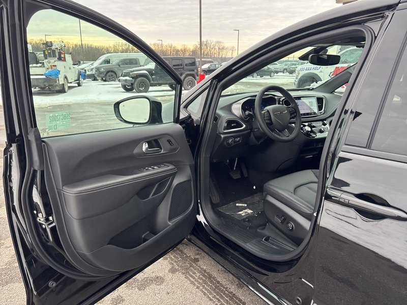 New 2026 Chrysler Pacifica Select w/ S Appearance Package image 16