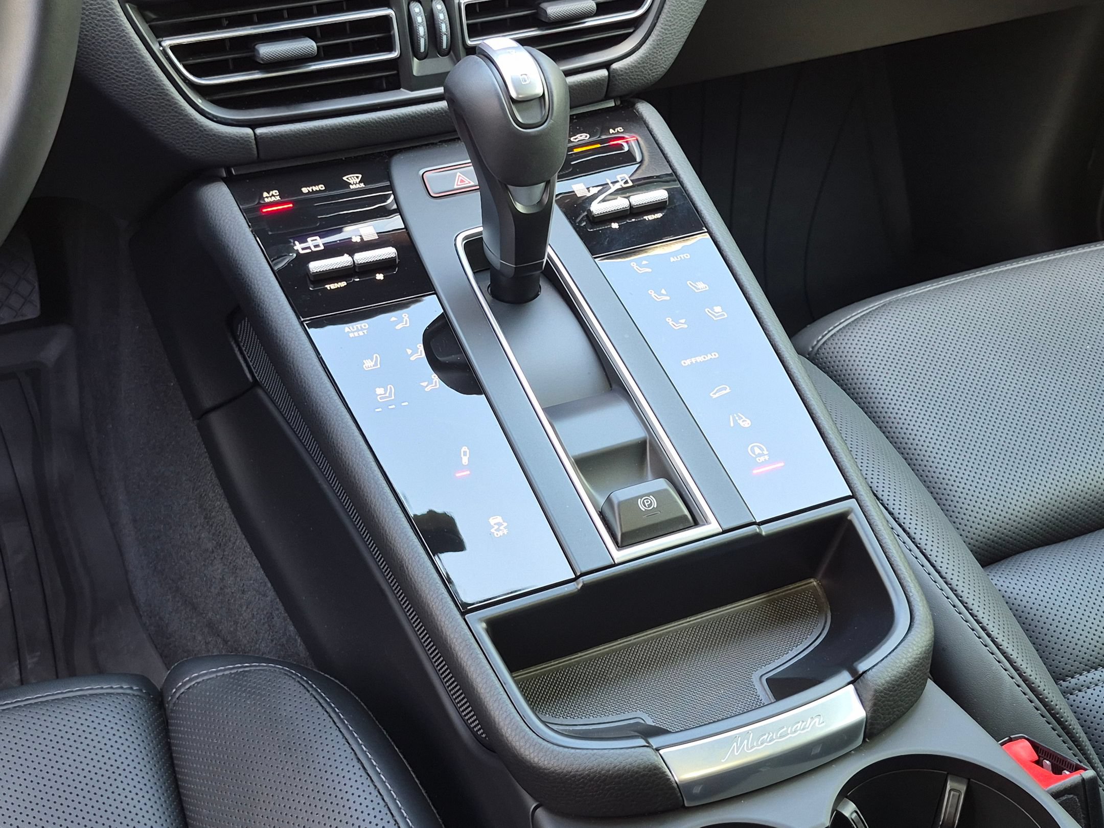 Certified 2026 Porsche Macan AWD/4WD image 18