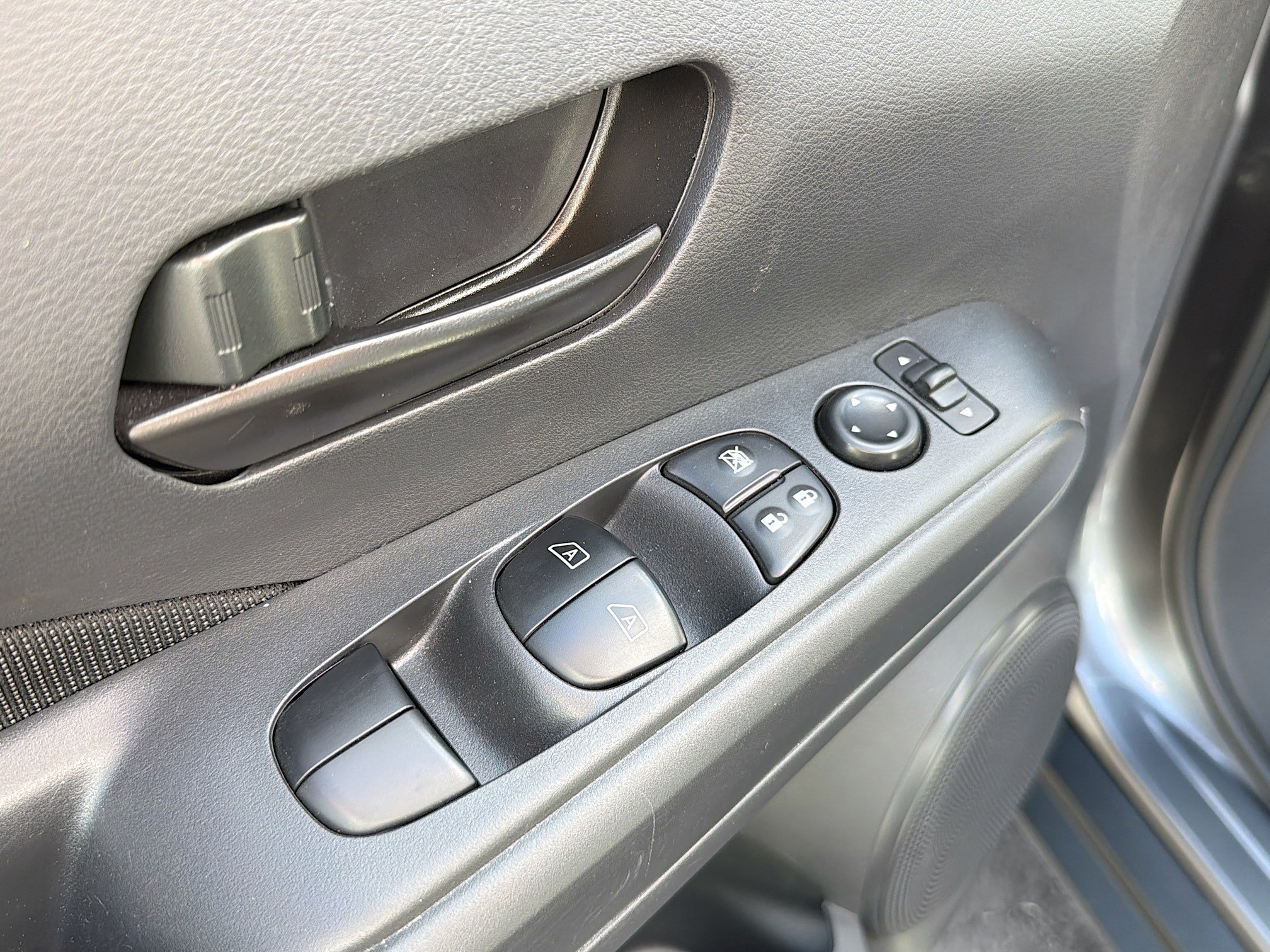 Used 2023 Nissan Kicks S FWD image 7