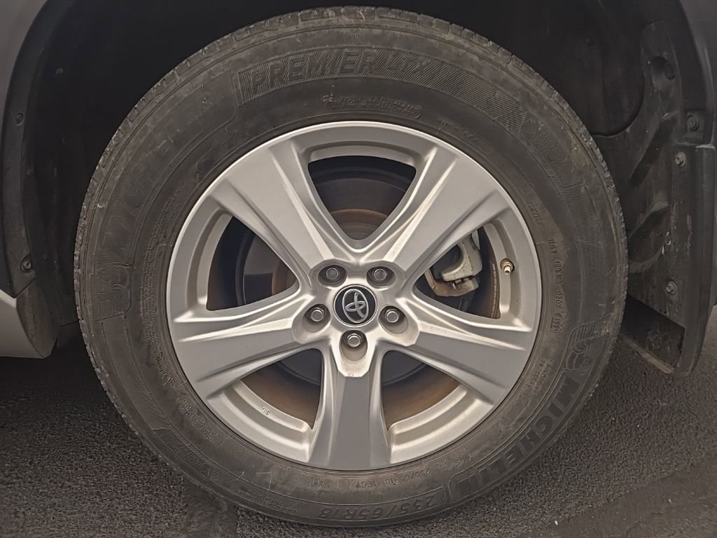 Used 2024 Toyota Highlander LE image 5