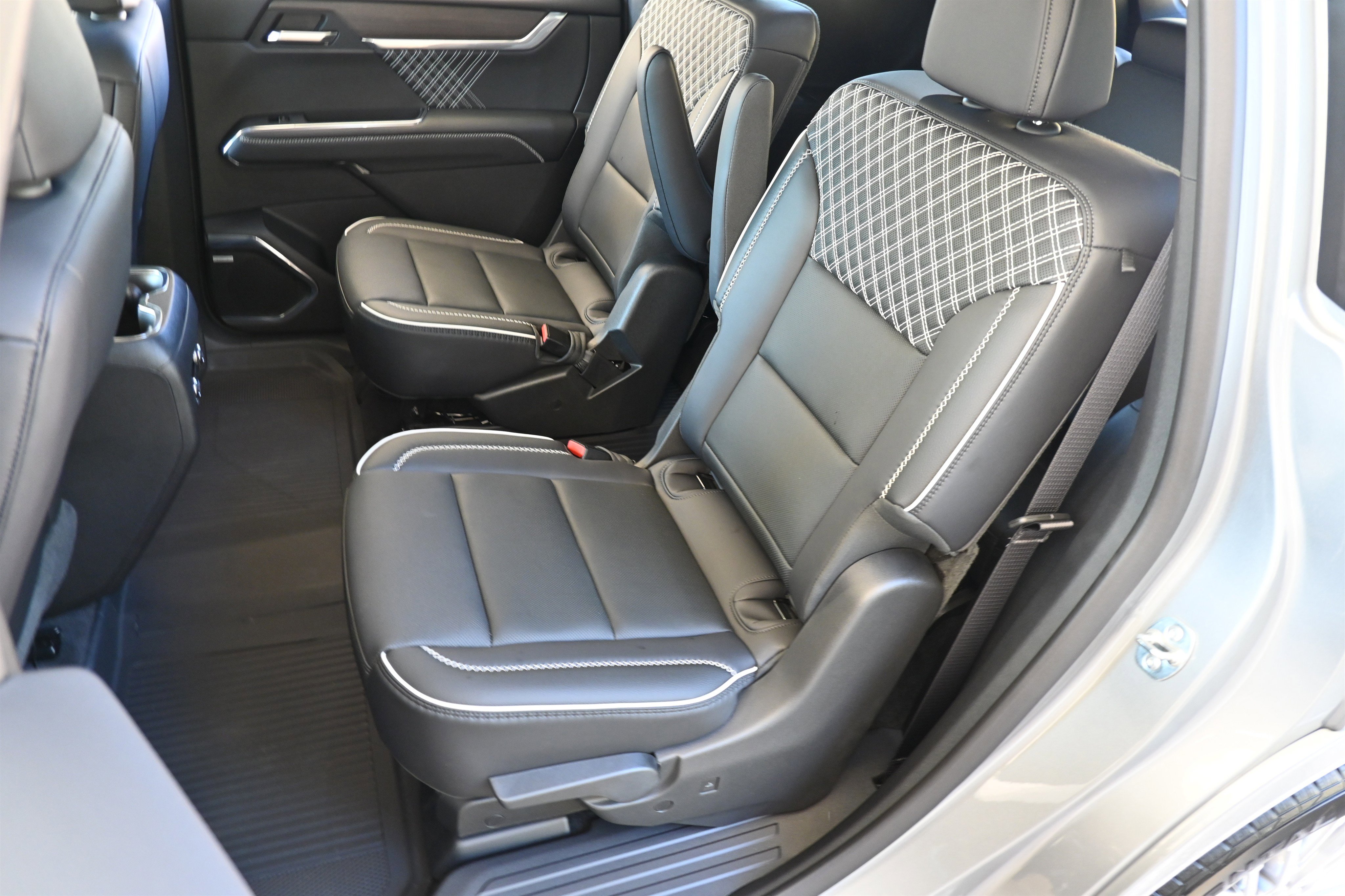 Used 2025 GMC Acadia Denali w/ LPO, Floor Liner Package image 17