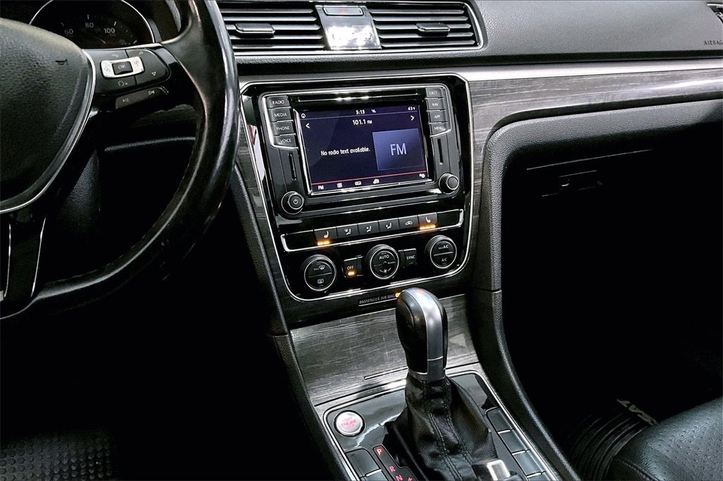 Used 2018 Volkswagen Passat 2.0T SE image 5