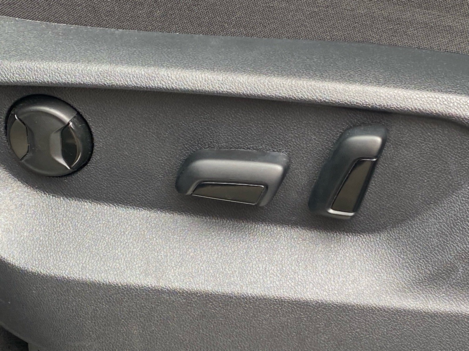 Certified 2025 Volkswagen Atlas Cross Sport SE FWD image 10