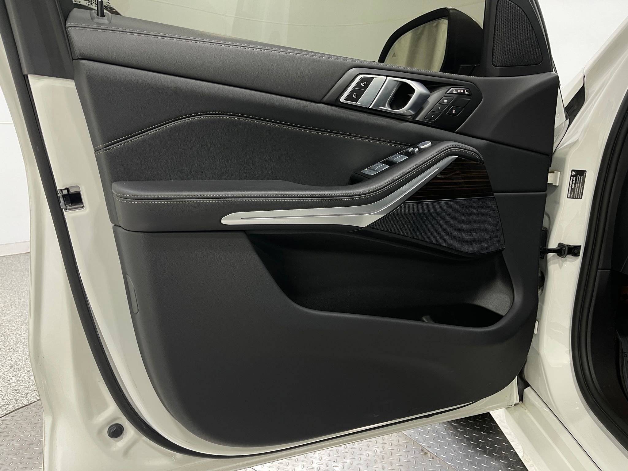 Used 2023 BMW X7 xDrive40i w/ Parking Assistance Package image 14