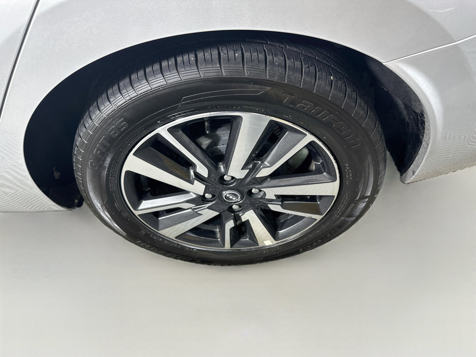 Used 2024 Nissan Versa SV FWD image 11