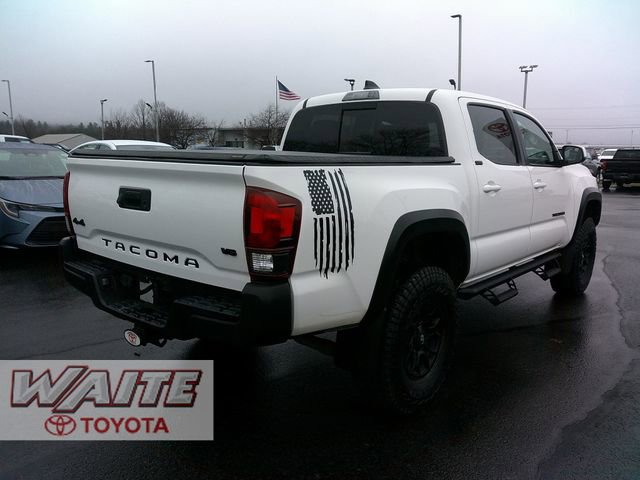 Used 2022 Toyota Tacoma SR5 AWD/4WD image 2