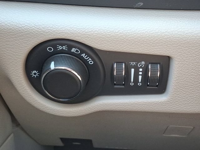 Used 2023 Chrysler Voyager LX FWD image 24