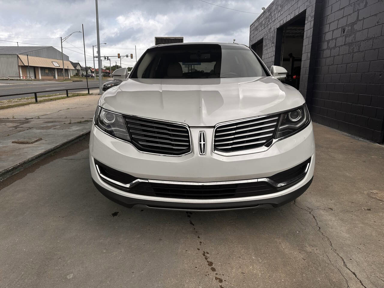 Used 2017 Lincoln MKX Reserve FWD image 3
