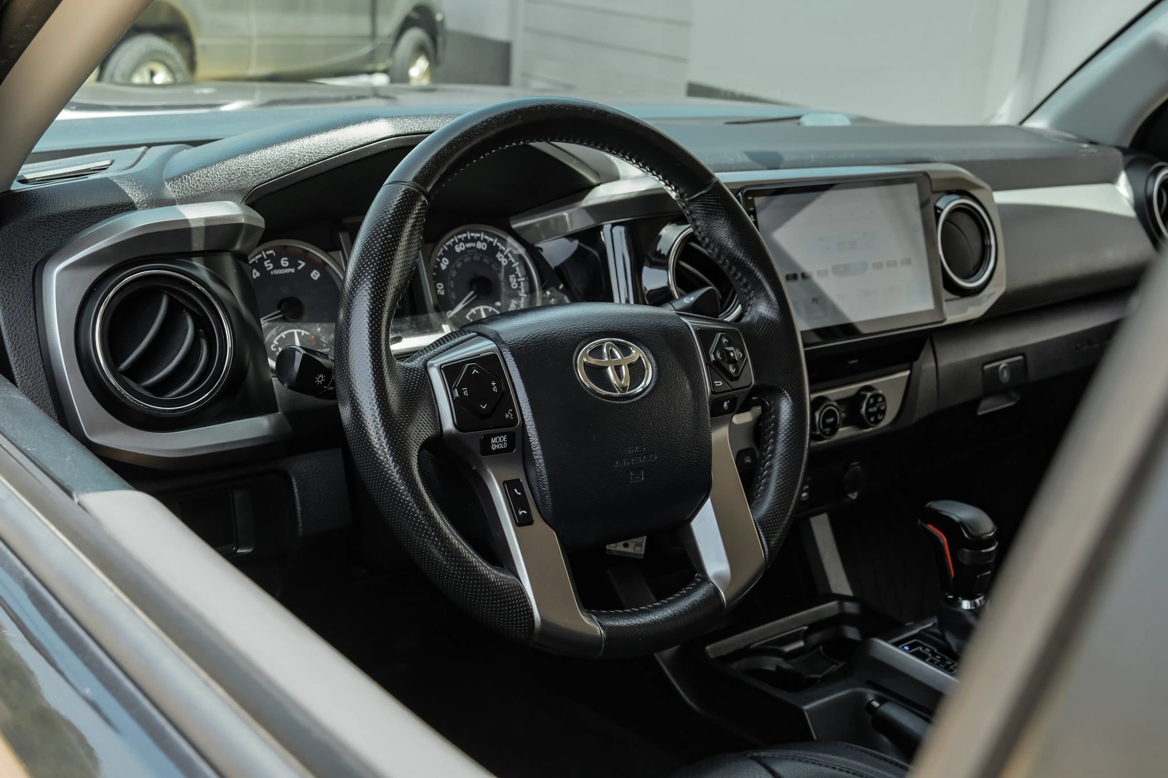 Used 2017 Toyota Tacoma SR5 RWD image 16