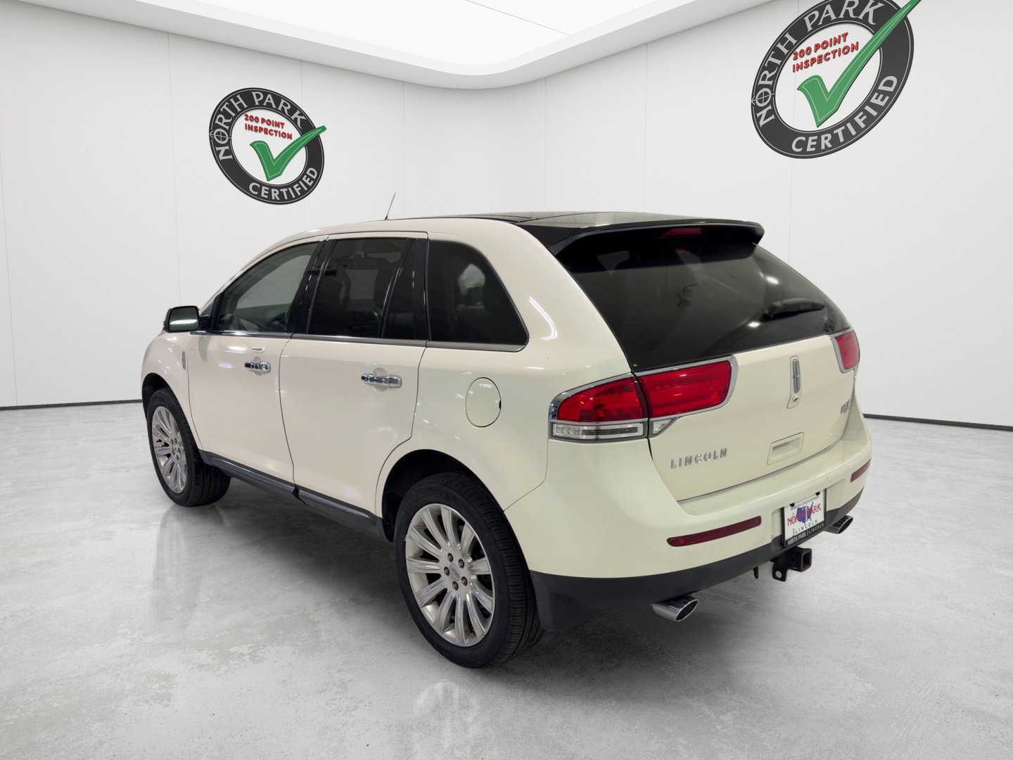 Used 2012 Lincoln MKX FWD image 3