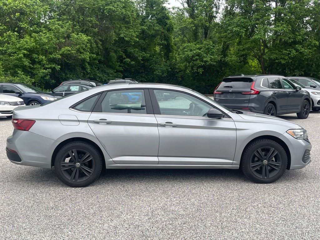 Used 2022 Volkswagen Jetta SE w/ Panoramic Sunroof Package FWD image 4