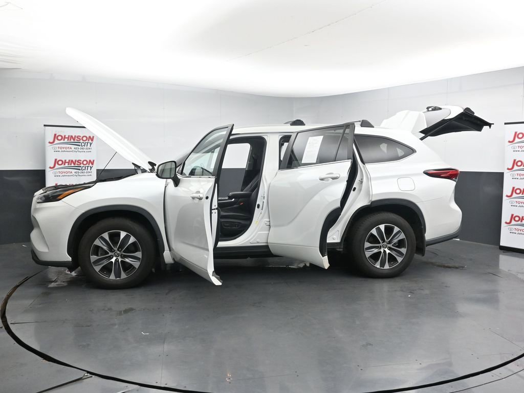 Used 2023 Toyota Highlander XLE AWD/4WD image 35