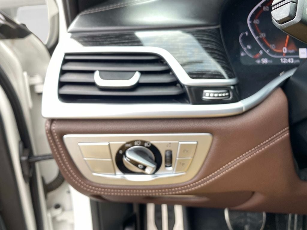 Used 2022 BMW 750i xDrive w/ Executive Package AWD/4WD image 29