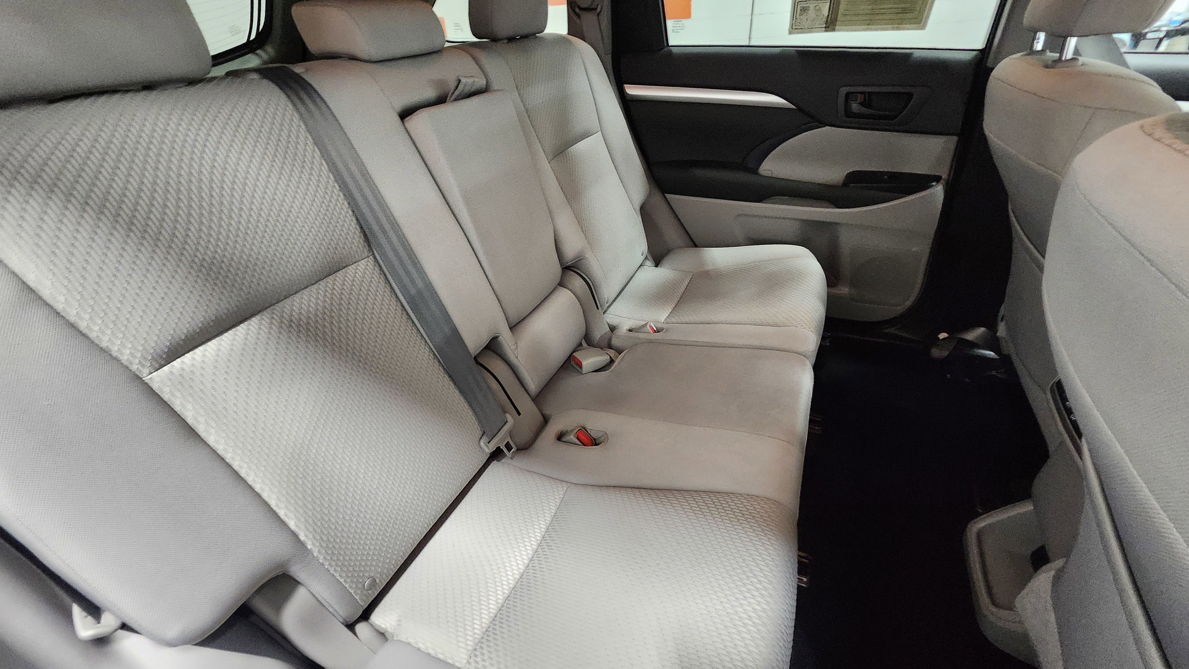 Used 2015 Toyota Highlander LE image 17