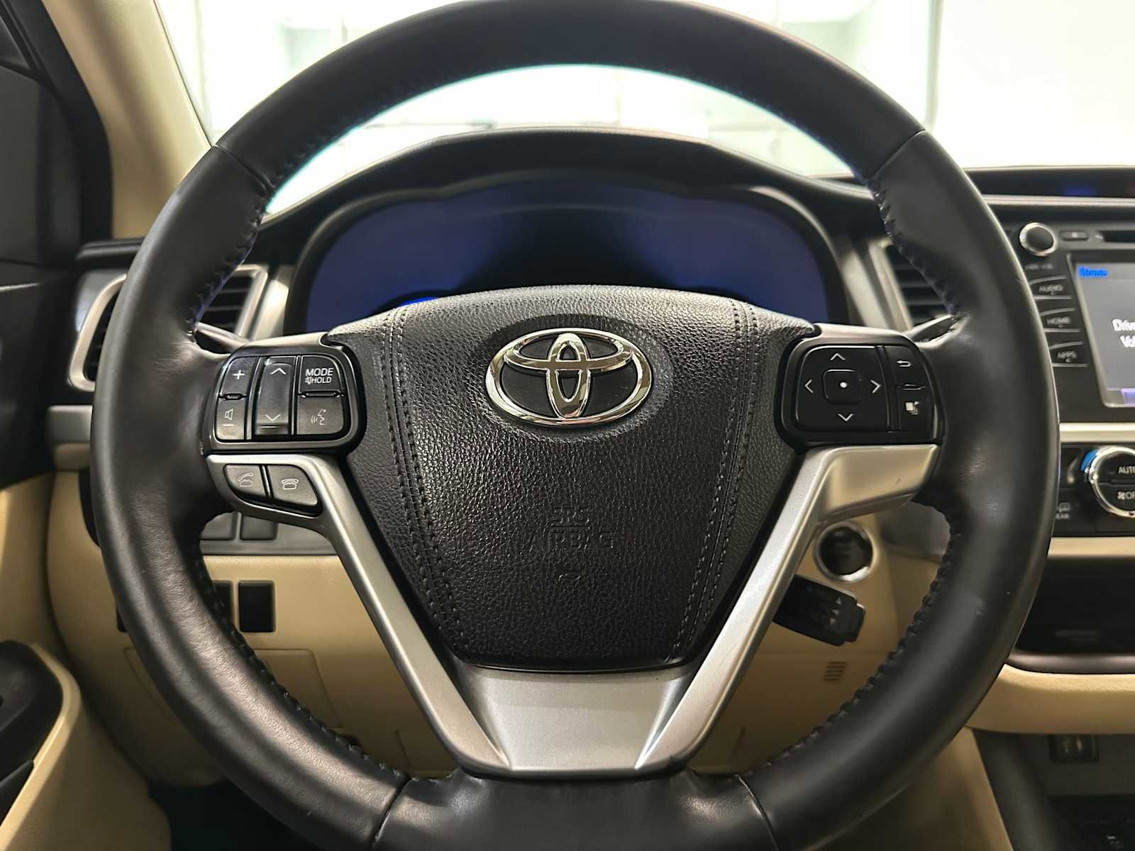 Used 2015 Toyota Highlander XLE AWD/4WD image 12