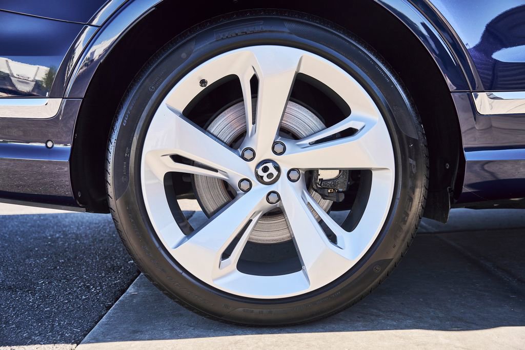 Used 2025 Bentley Bentayga Extended Wheelbase AWD/4WD image 19