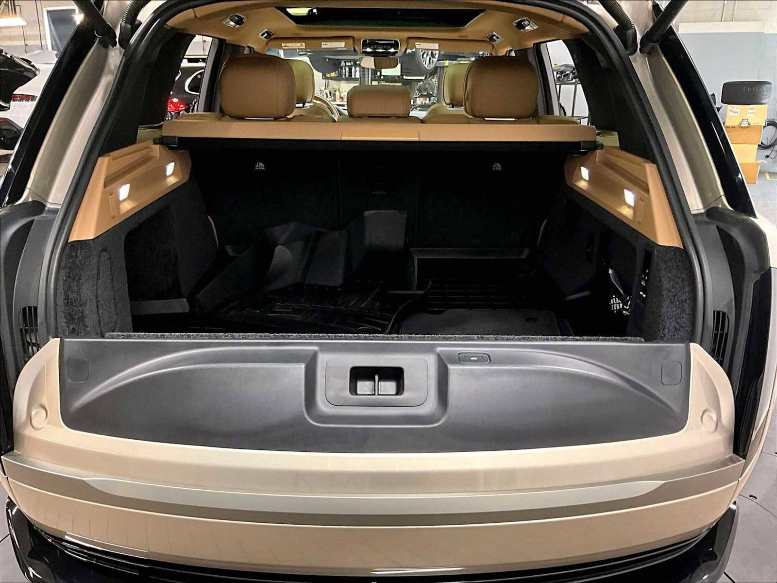 Used 2025 Land Rover Range Rover SE image 39