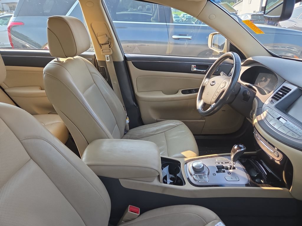 Used 2011 Hyundai Genesis 3.8 w/ Technology Pkg 4 RWD image 9