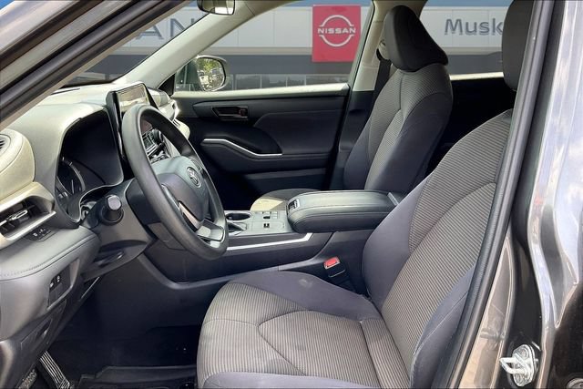 Used 2023 Toyota Highlander L FWD image 20