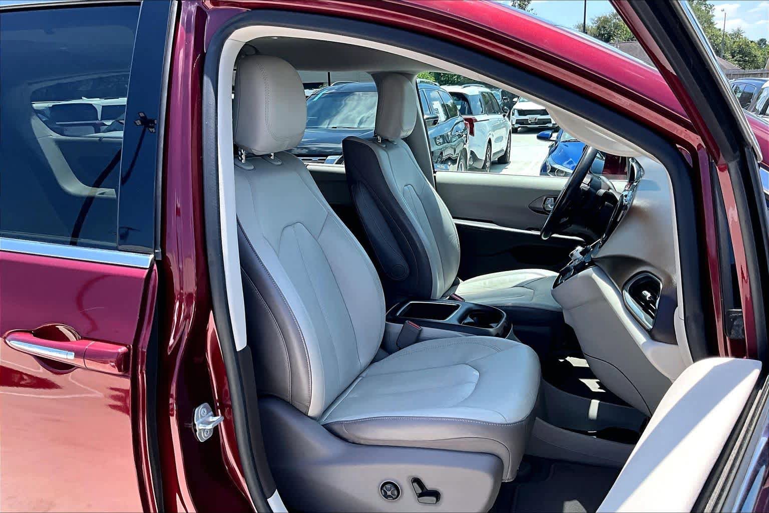Used 2017 Chrysler Pacifica Touring-L Plus w/ Advanced Safetytec Group FWD image 9