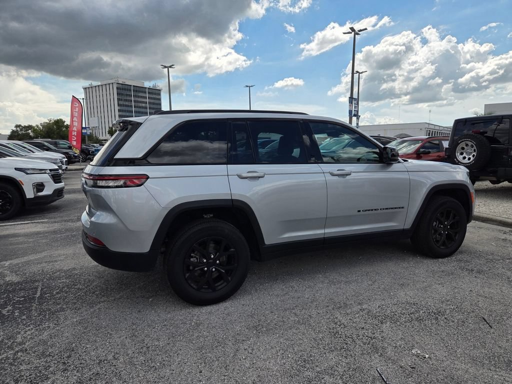 Used 2025 Jeep Grand Cherokee Altitude AWD/4WD image 14