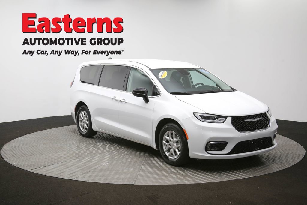 Used 2024 Chrysler Pacifica Touring-L image 48