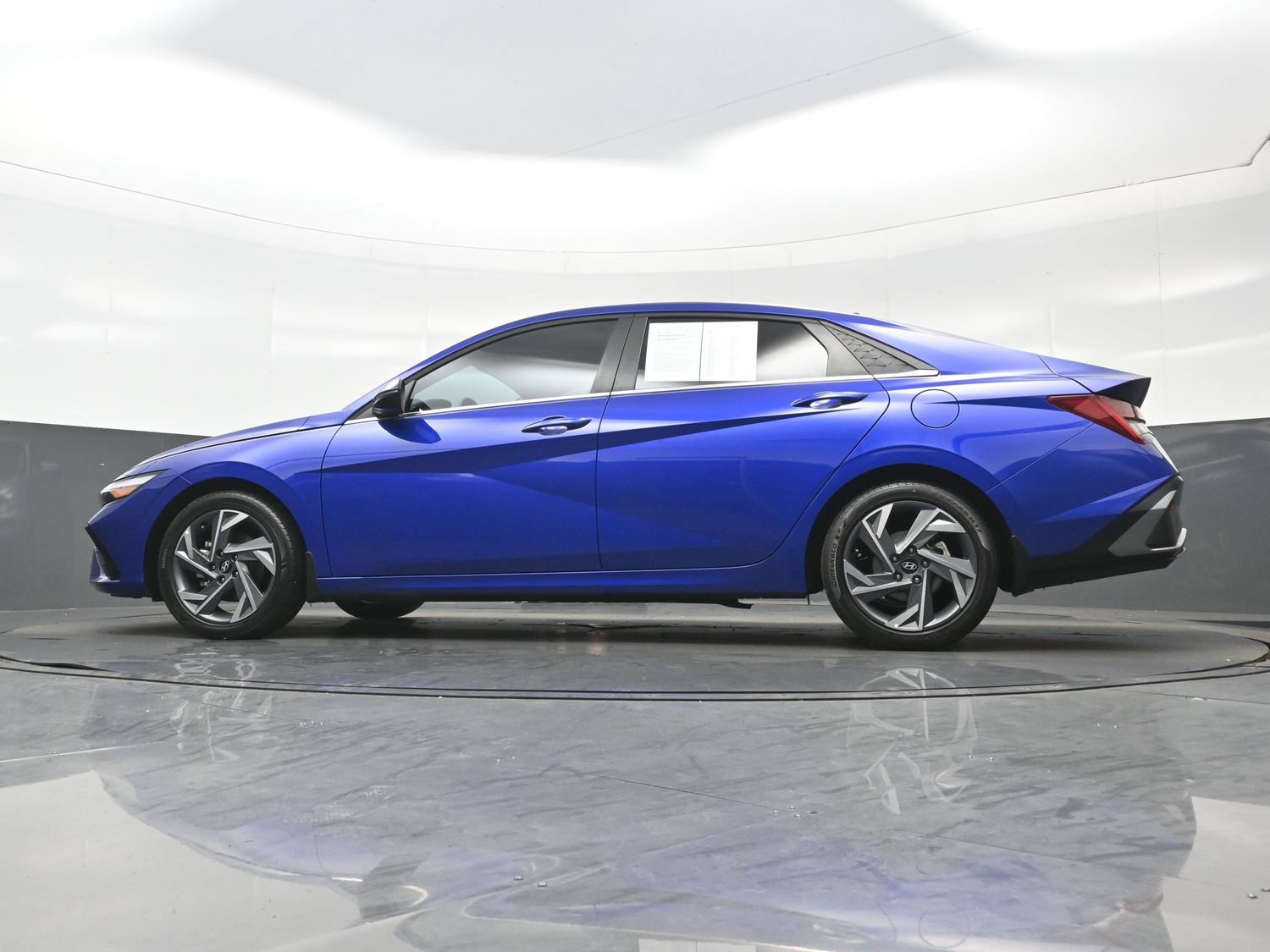 Certified 2025 Hyundai Elantra Limited FWD image 28