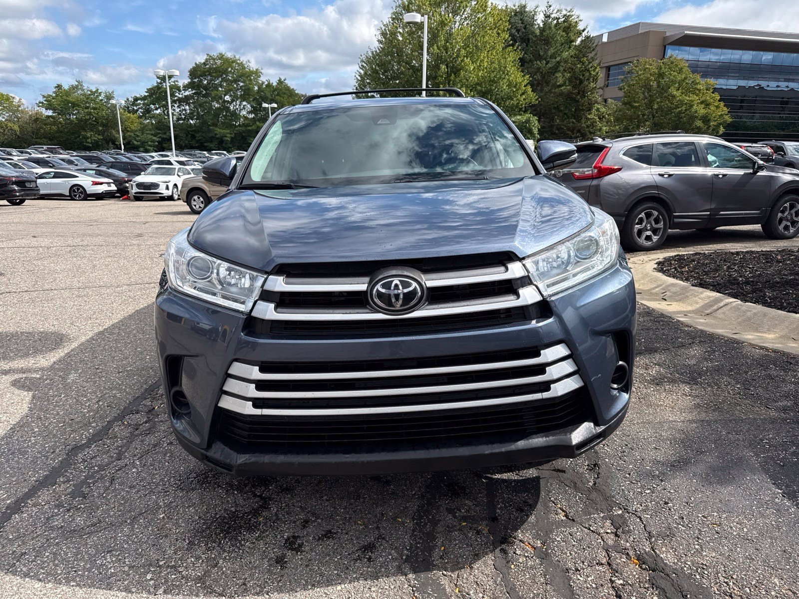 Used 2019 Toyota Highlander LE AWD/4WD image 12