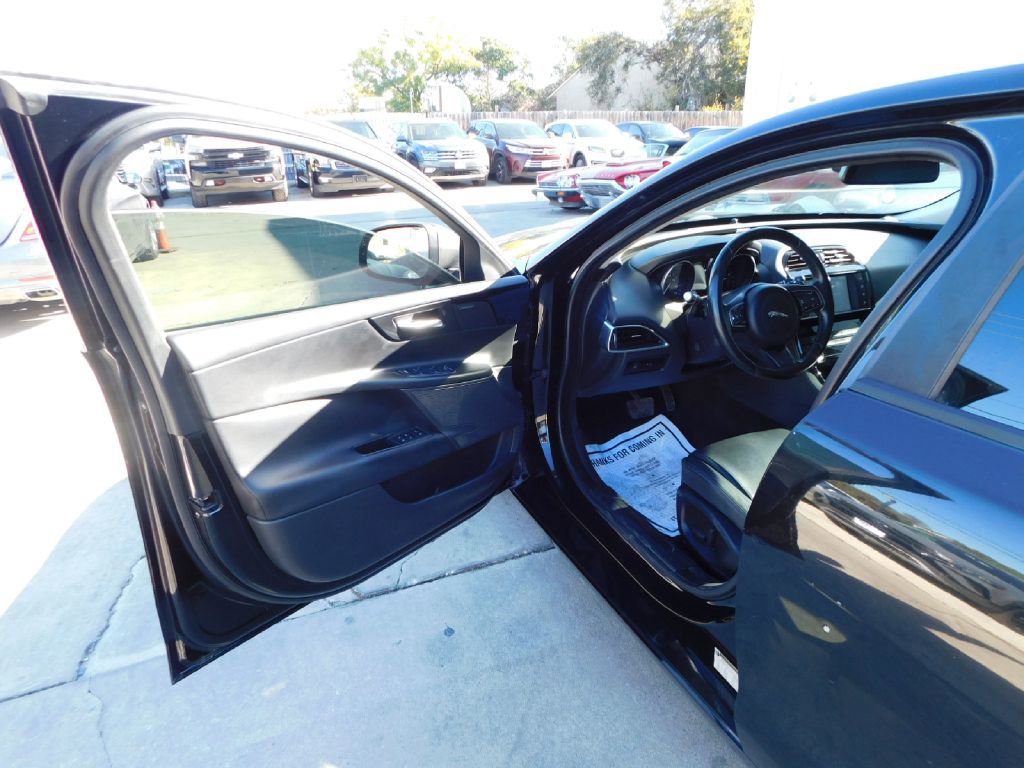 Used 2017 Jaguar XE Premium RWD image 21