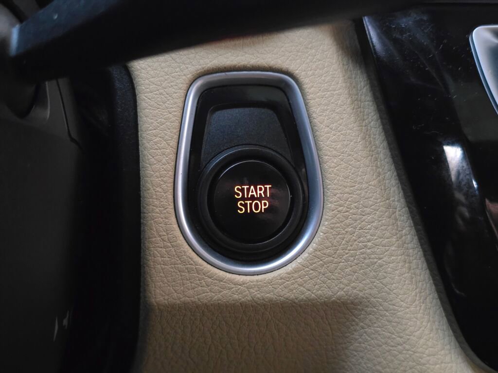 Used 2017 BMW 330e image 34