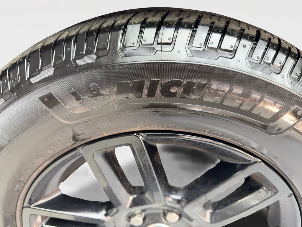 Used 2025 Land Rover Defender 110 S image 82