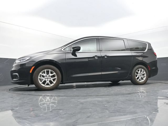 Used 2025 Chrysler Pacifica Select FWD image 40