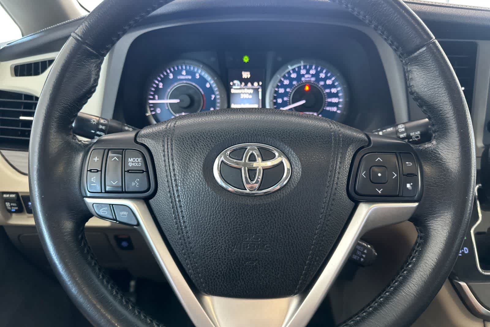 Used 2015 Toyota Sienna XLE FWD image 25