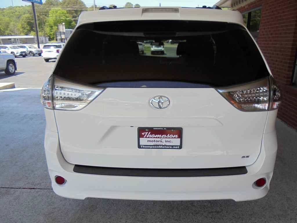 Used 2018 Toyota Sienna SE FWD image 4