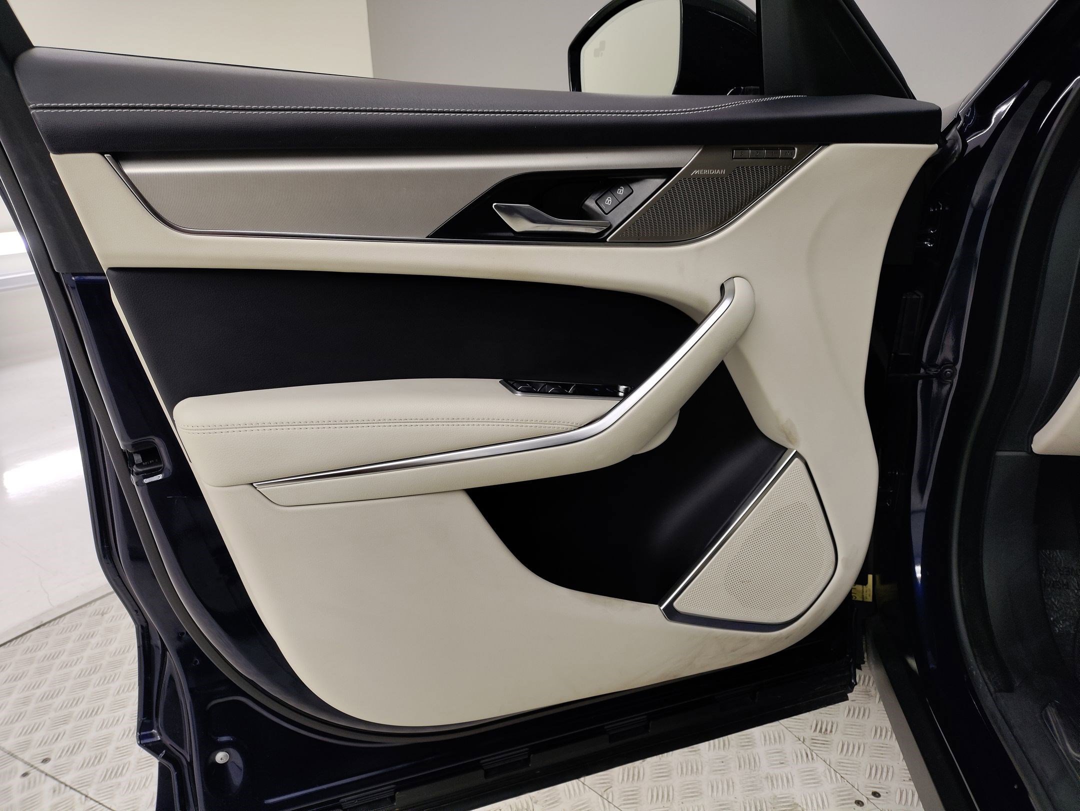 Used 2024 Jaguar F-PACE R-Dynamic S image 12