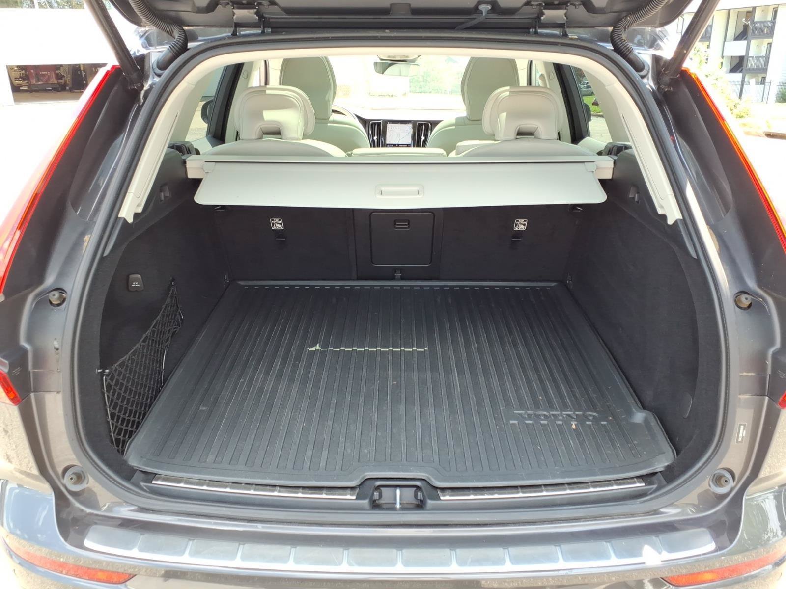 Used 2022 Volvo XC60 B5 Momentum w/ Advanced Package FWD image 25