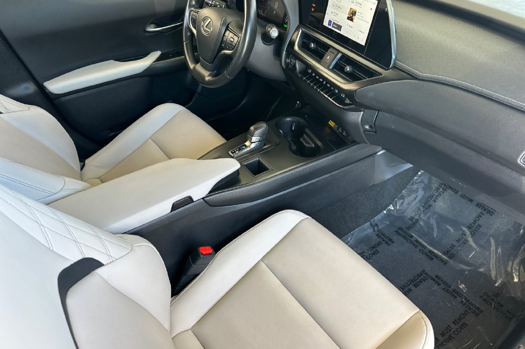 Used 2025 Lexus UX 300h FWD w/ Accessory Package (Z2) image 18