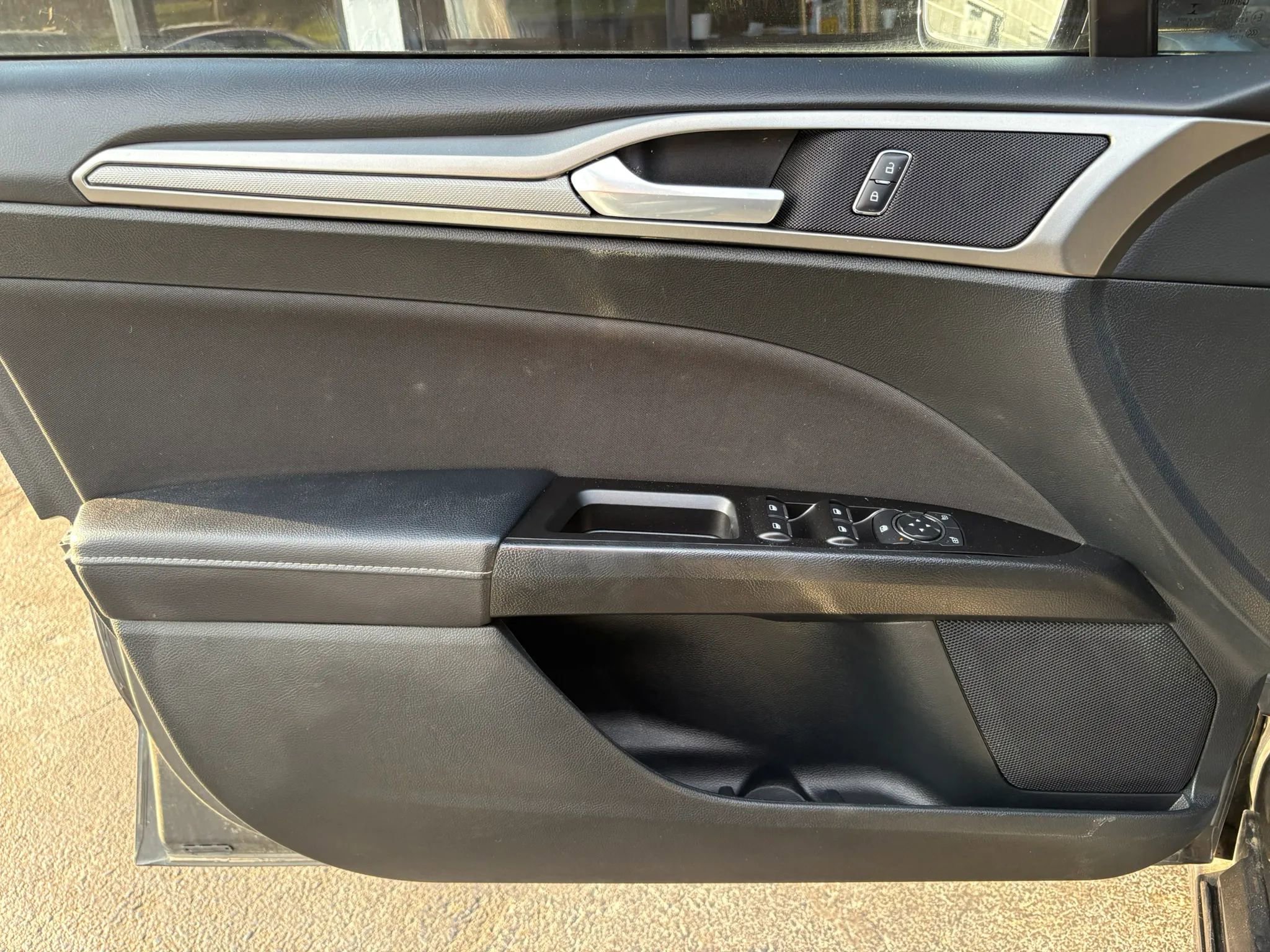 Used 2017 Ford Fusion SE image 10