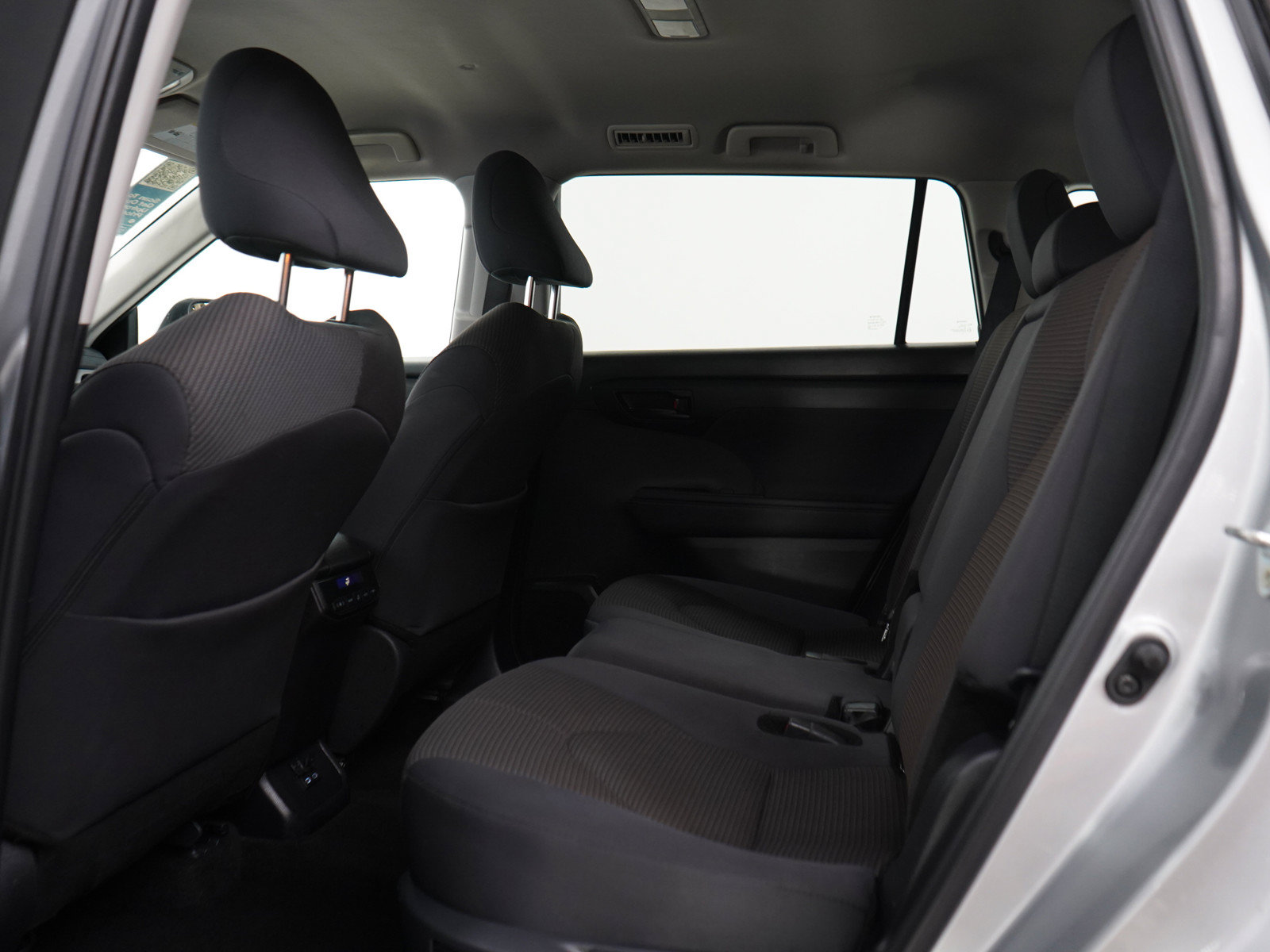 Used 2024 Toyota Highlander LE AWD/4WD image 19