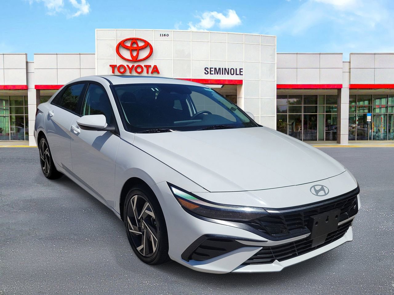 Used 2025 Hyundai Elantra SEL FWD image 2