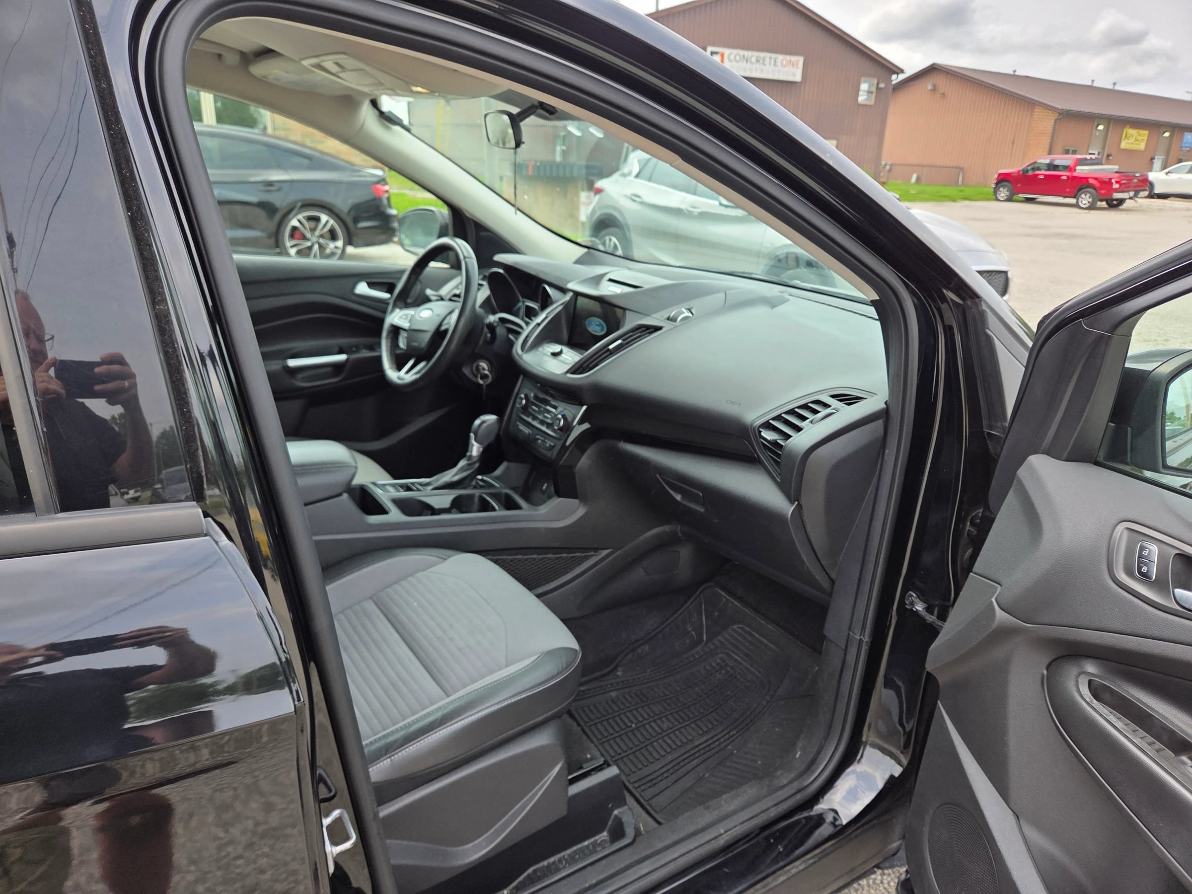 Used 2017 Ford Escape SE w/ Equipment Group 201A FWD image 20