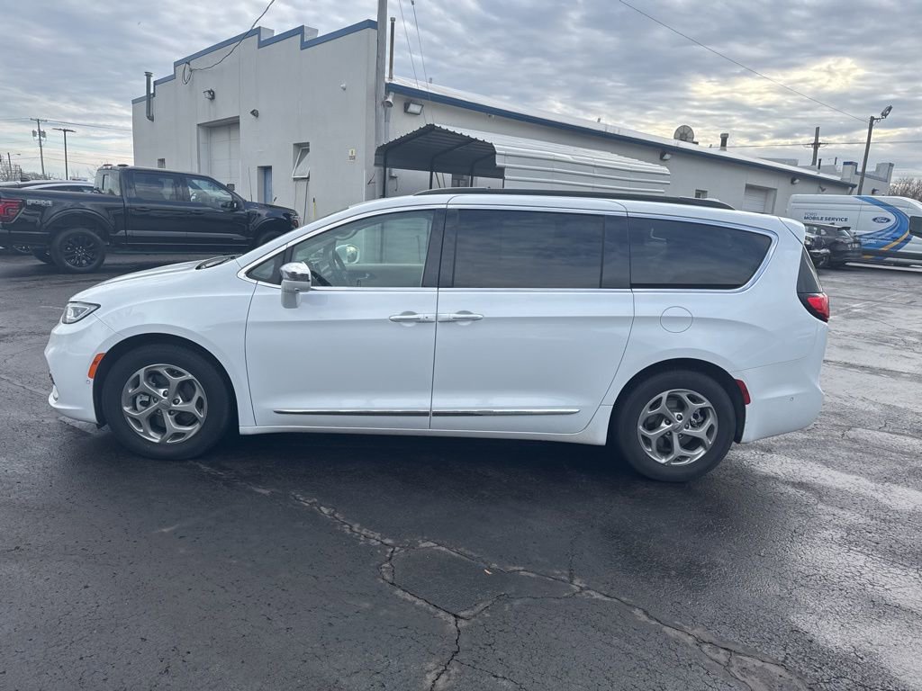 Used 2022 Chrysler Pacifica Limited image 11