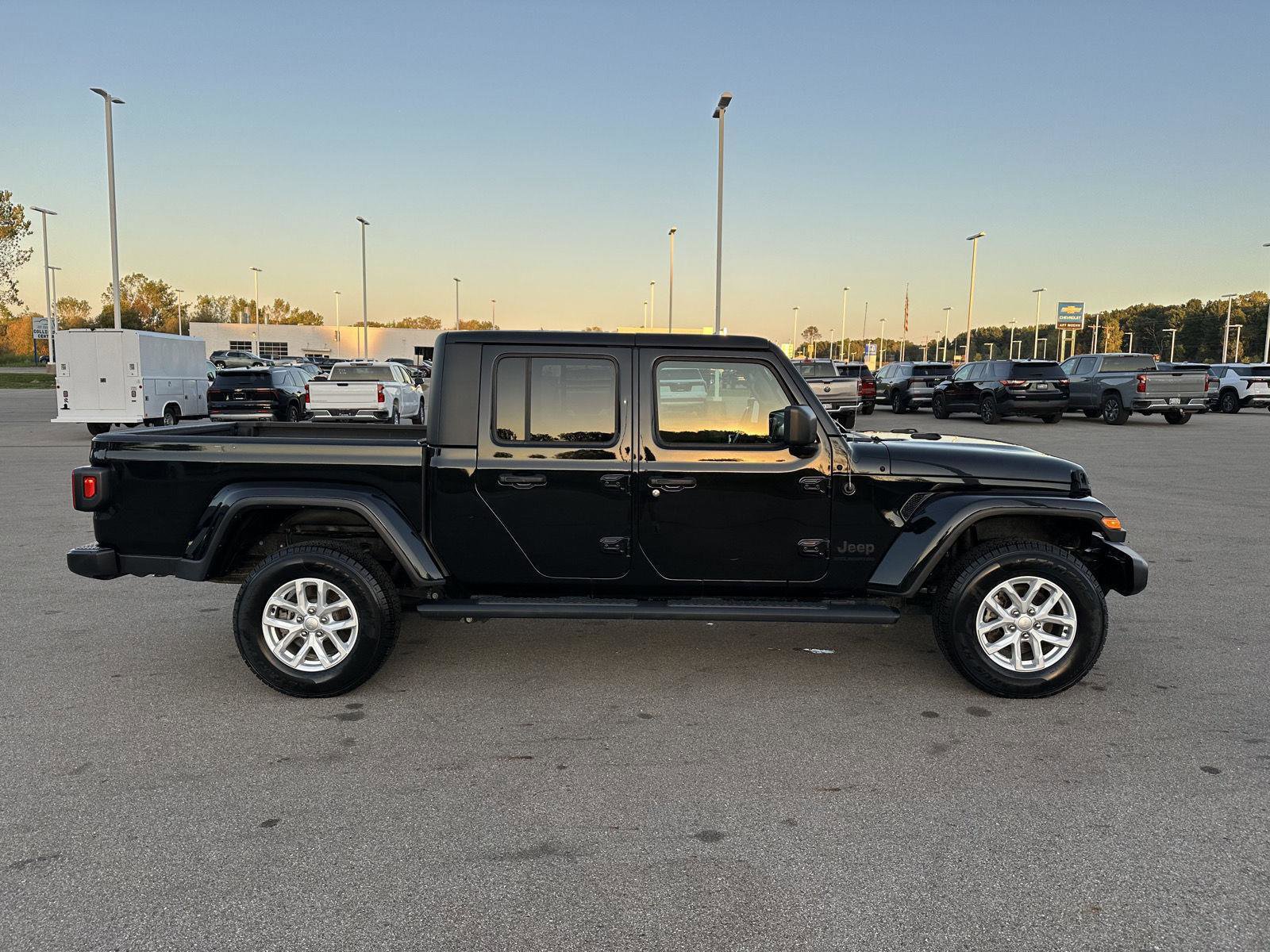 Used 2023 Jeep Gladiator Sport image 7