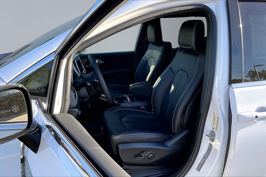 New 2027 Chrysler Pacifica Select FWD image 3