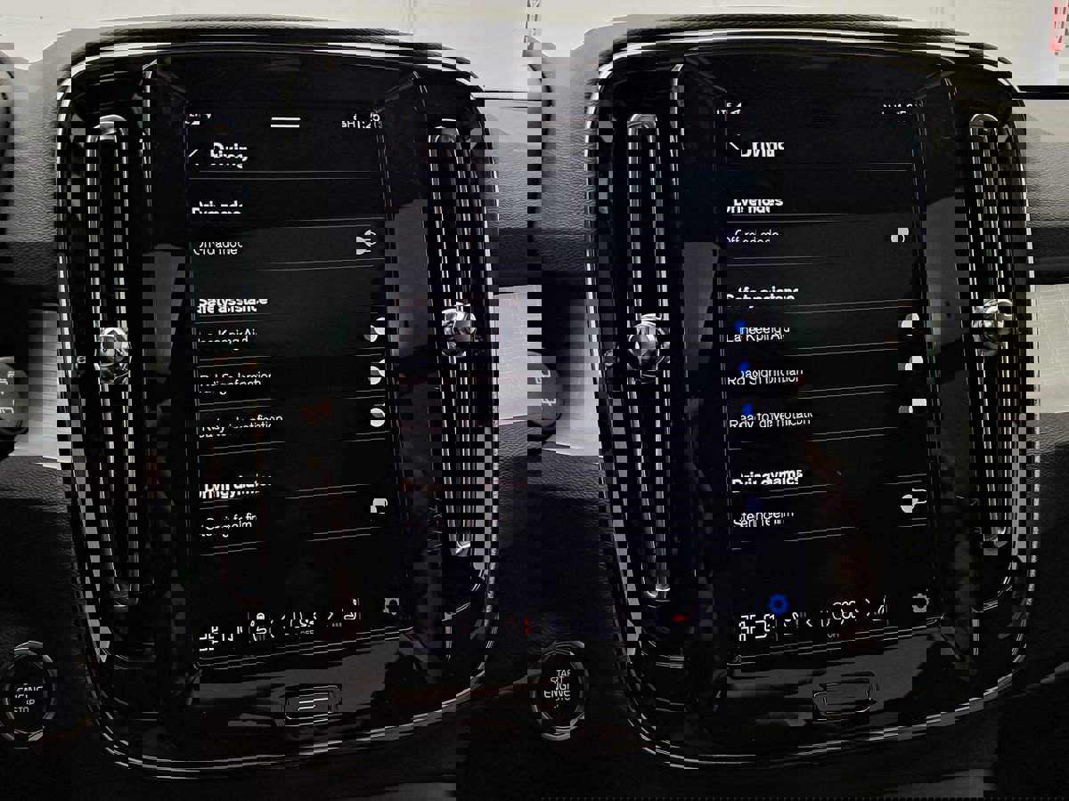 Used 2024 Volvo XC40 B5 Core image 20