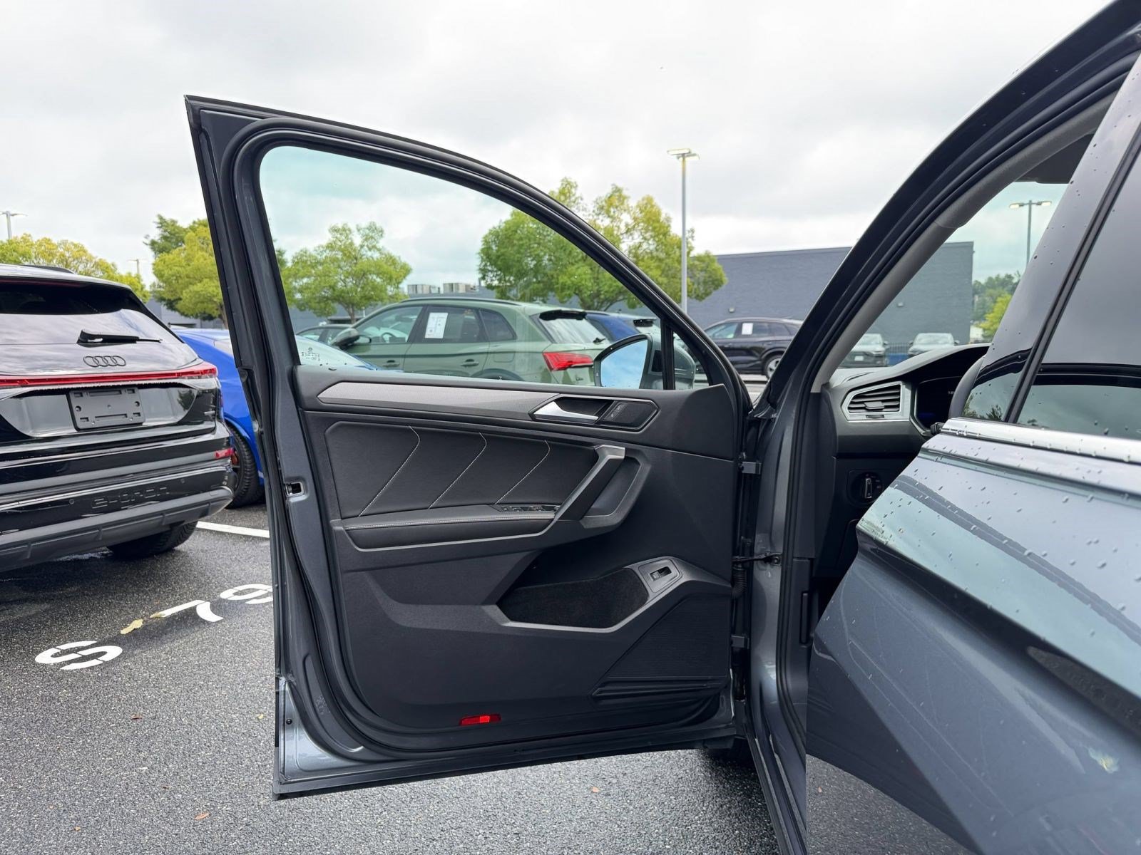 Used 2023 Volkswagen Tiguan SE FWD image 13