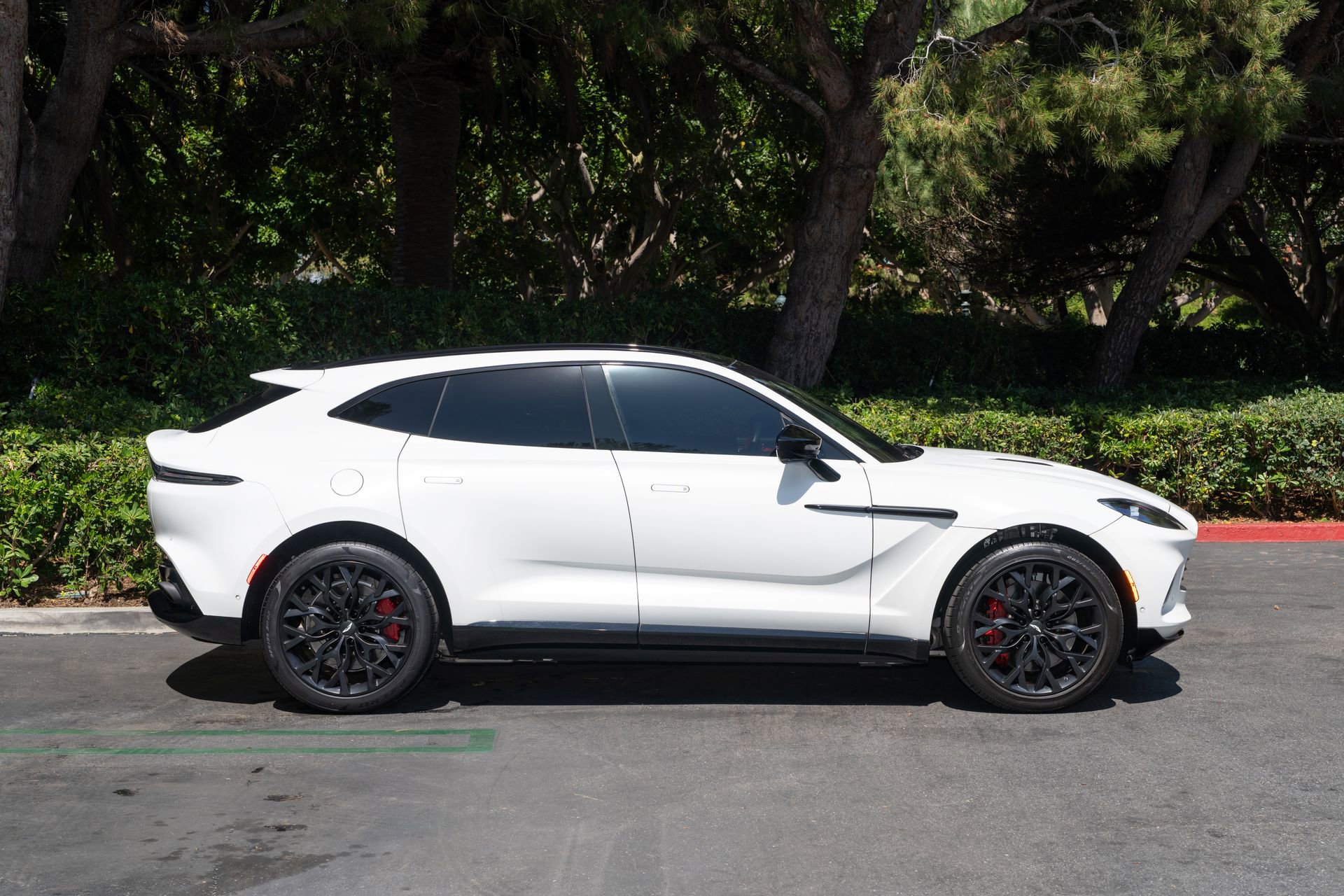 Used 2023 Aston Martin DBX AWD/4WD image 25