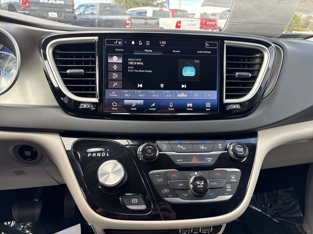 Used 2024 Chrysler Pacifica Touring-L image 30